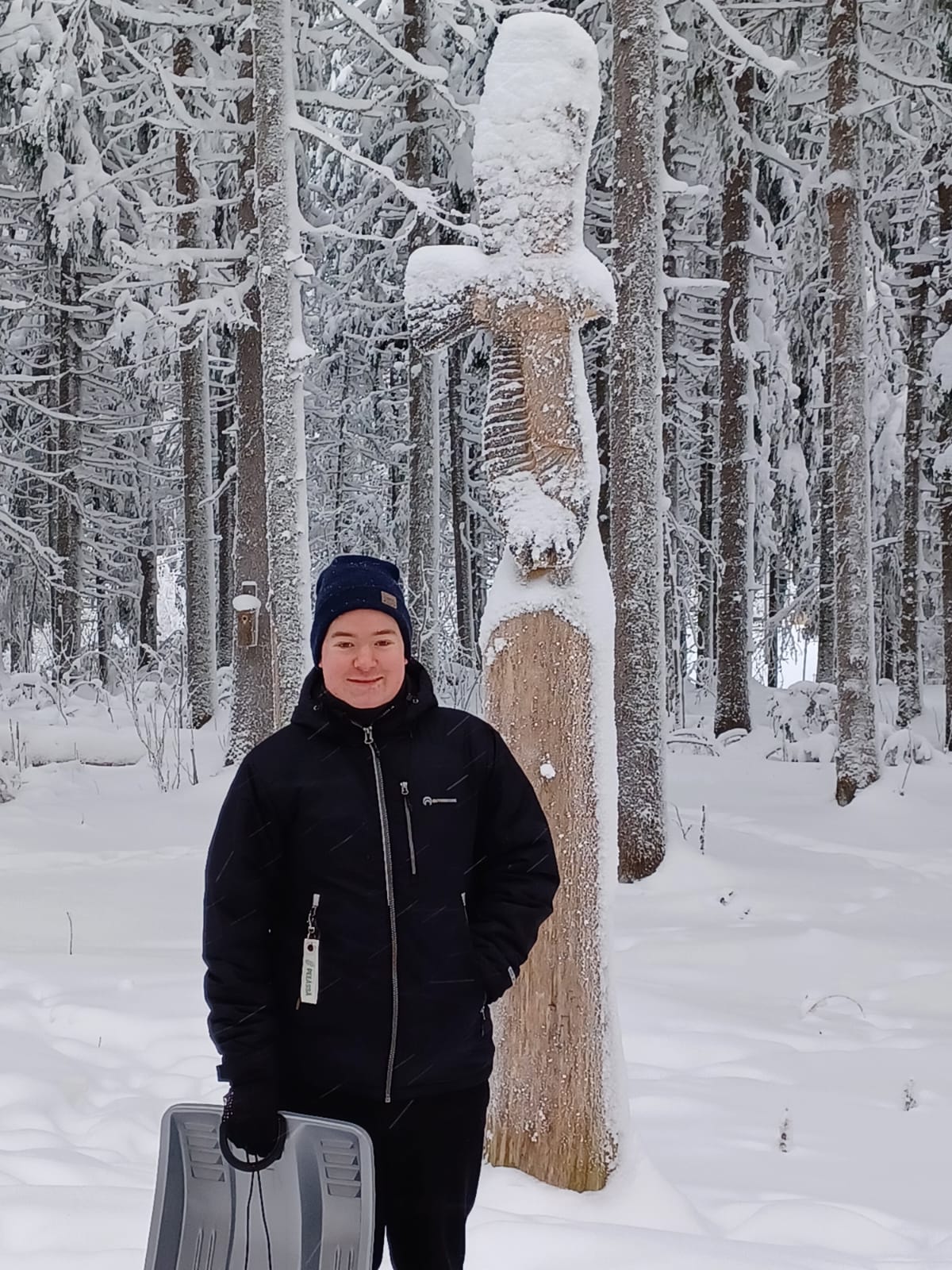 Elintarvikealan opiskelija laavulla pulkkailemassa.